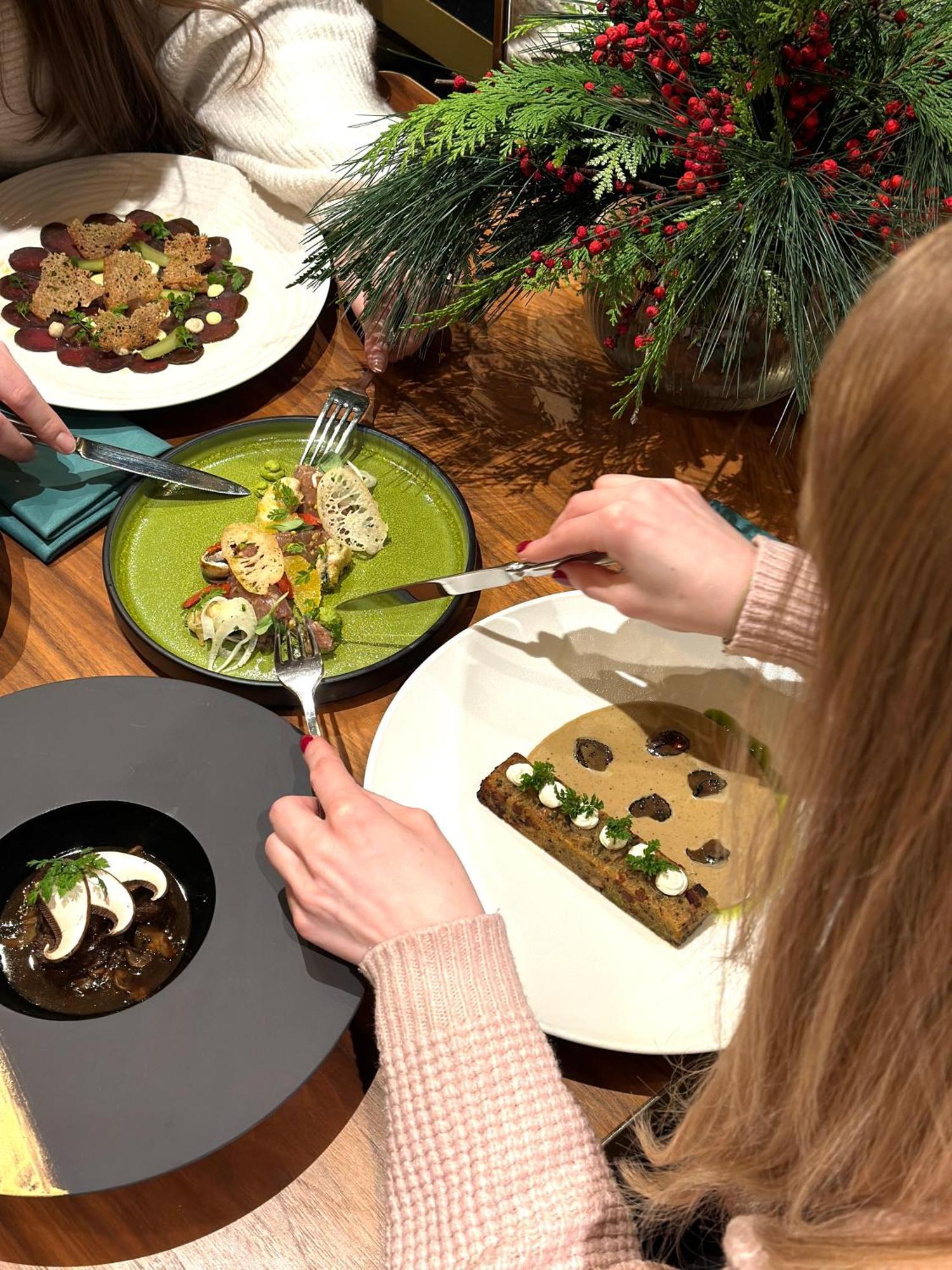 Royal Tulip Warsaw Centre Aparthotel Exterior foto A woman using a knife and fork to eat a meal